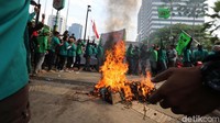 Bahkan mereka juga menggelar aksi bakar-bakaran.