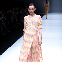 Koleksi Busana Terbaru Ikat Indonesia by Didiet Maulana yang mengusung tema Press Play di Jakarta Fashion Week 2018, Senayan City, Jakarta. Kamis (26/10/2017). Foto: Mohammad Abduh/Wolipop