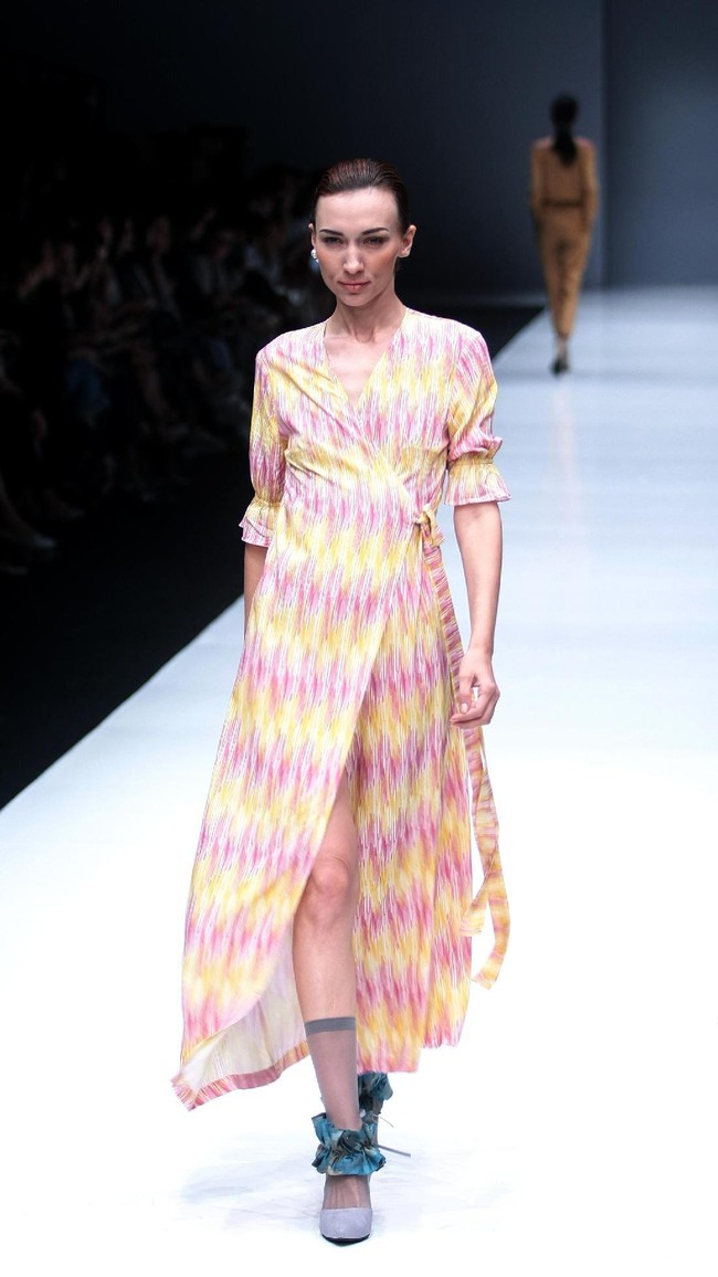 Koleksi Busana Terbaru Ikat Indonesia by Didiet Maulana yang mengusung tema Press Play di Jakarta Fashion Week 2018, Senayan City, Jakarta. Kamis (26/10/2017). Foto: Mohammad Abduh/Wolipop