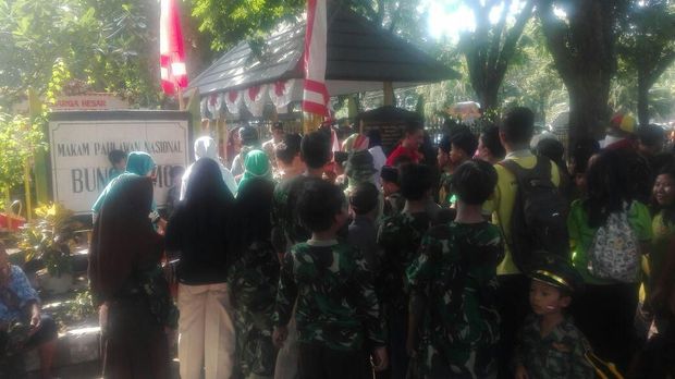 Sejumlah sekolah mendatangi makam Bung Tomo
