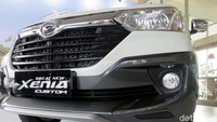Bagian center cluster, dashboard, dan door arm rest pun telah disulap menjadi lebih mewah dengan balutan warna black metallic. Belum lagi penambahan sistem keamanan seperti electric chrome outer mirror dengan lampu LED dan kamera belakang bersensor.