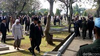 Saat menabur bunga keduanya tampak ditemani sejumlah menteri, di antara Menag Lukman Hakim dan Mensos Khofifah (Foto: Bagus Prihantoro Nugroho/detikcom)
