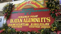 Alumni ITS juga tampak mengirimkan karangan bunga (Foto: Grasella Sovia Mingkid/detikcom)