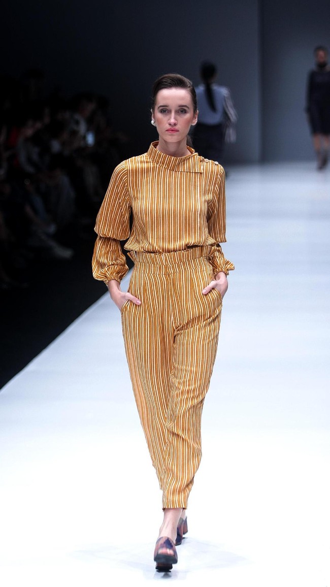 Koleksi Busana Terbaru Ikat Indonesia by Didiet Maulana yang mengusung tema Press Play di Jakarta Fashion Week 2018, Senayan City, Jakarta. Kamis (26/10/2017). Foto: Mohammad Abduh/Wolipop