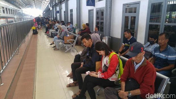 Hari Pahlawan, 60 Detik Berhenti Operasi di Stasiun Poncol Semarang