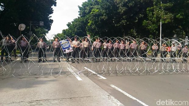 Polisi Pasang Kawat Berduri, Massa Buruh Tertahan di Depan Kemenhub