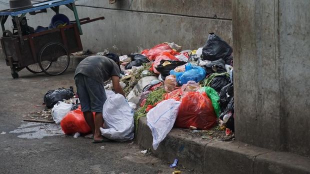Sampah Menumpuk di Flyover Kebayoran Lama, Warga Ingin Ada Boks