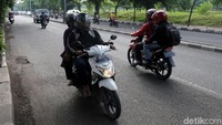 Sejumlah pengendara motor melawan arus lalu lintas di Jalan Jenderal R.S Soekanto, Pondok Kelapa, Jakarta Timur, Jumat (10/11/2017).