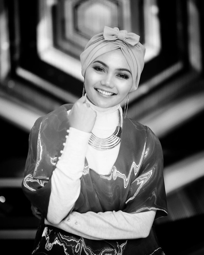 Turban pita juga menjadi salah satu ciri khas gaya Rina Nose. Namun sebelum memutuskan lepas jilbab, ia sudah jarang menggunakan ciput yang menutup leher. Foto: Dok. Instagram @rinanose16