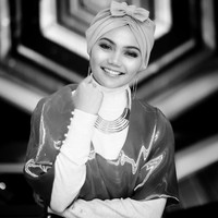 Turban pita juga menjadi salah satu ciri khas gaya Rina Nose. Namun sebelum memutuskan lepas jilbab, ia sudah jarang menggunakan ciput yang menutup leher. Foto: Dok. Instagram @rinanose16