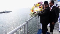 Usai upacara dilakukan tabur bunga.