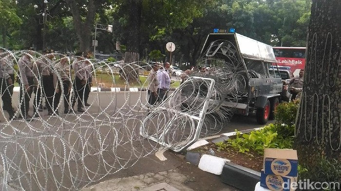 Demo Buruh, Polisi Tarik Kawat Berduri di Medan Merdeka Barat