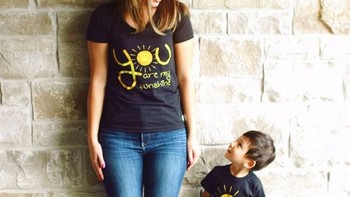 Sang ibu memakai kaos kamu matahariku. Dan di kaos si anak ada gambar matahari. Foto: istimewa