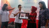 Presiden Direktur CIMB Niaga Tigor M. Siahaan (kedua dari kiri) berbincang dengan Direktur Sejarah Direktorat Jenderal Kebudayaan Kemendikbud RI Triana Wulandari (kedua kanan), Direktur Consumer Banking CIMB Niaga Lani Darmawan (kiri), dan Direktur Josodirjo Melvi Tampubolon (kanan) pada konferensi pers CIMB Niaga Namaste Festival 2017 di The Sultan Hotel Jakarta, Jumat (10/11/2017).