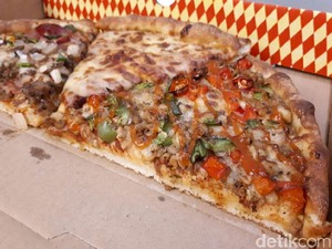 Pezzo Pizza: Empuk Gurih Cheesy Cheese dan Supremo Buatan Gerai Pizza Singapura