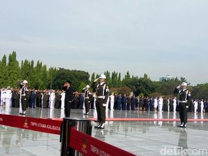 Jokowi Jadi Inspektur Upacara Hari Pahlawan di TMP Kalibata