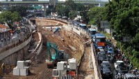 Ekskavator terus bekerja mengeruk tanah untuk pembangunan underpass.