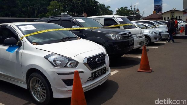 Para pelaku membeli mobil dari debitur, setelah dijual kembali, para pelaku kabur