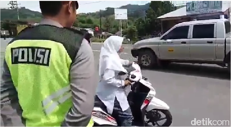 Anak di bawah umur ketahuan naik sepeda motor tanpa helm. Foto: Instagram/brimob_id Anak di bawah umur ketahuan naik sepeda motor tanpa helm. Foto: Instagram/brimob_id