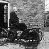 Pendiri perusahaan mobil Ford tidak punya latar belakang pendidikan teknik atau bisnis. Namun saat ini siapa yang tak tahu perusahaannya. Ketika muda, Henry memutuskan untuk meninggalkan ladang keluarga untuk merintis bisnis toko mesin. Ia pun membangun mobil pertamanya di tahun 1896. Perusahaannya bertahan hingga sekarang. Foto: Getty Images