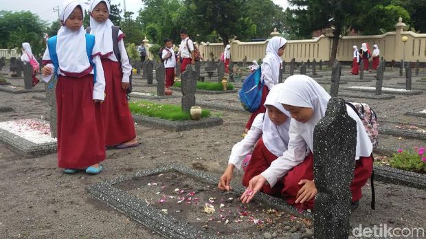 Tabur bunga di TMP Kusumanegara