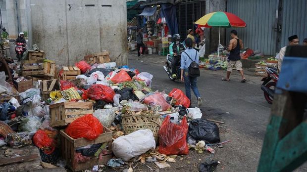 Sampah Menumpuk di Flyover Kebayoran Lama, Warga Ingin Ada Boks