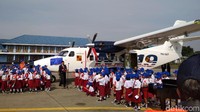 Siswa Sekolah Dasar menghadiri pemberian nama pesawat N219 oleh Presiden Jokowi.