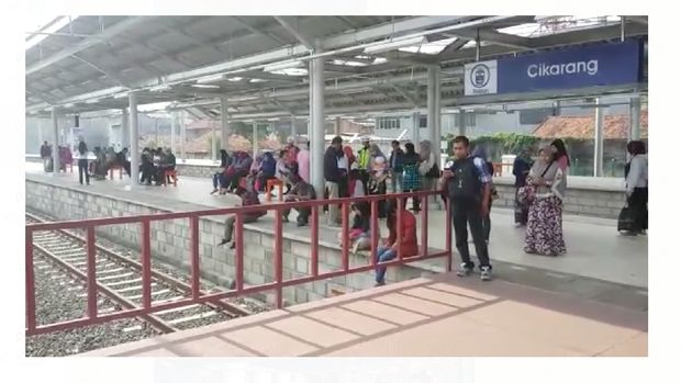 Diajak Mengheningkan Cipta, Ini yang Dilakukan Penumpang KRL