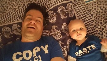 Sang ayah memakai kaos Copy dan anaknya Paste. Foto: istimewa