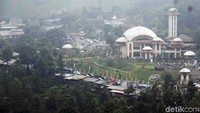 Seperti yang terlihat di kawasan Masjid At Tawun, Puncak, Bogor, Jawa Barat, Jumat (10/11/2017). 