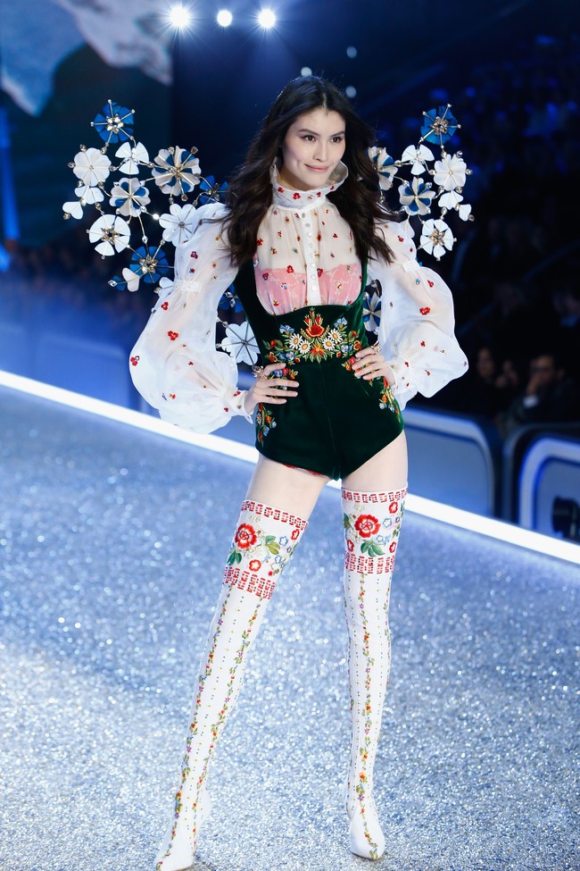 Di tahun 2011, Sui He menjadi model kedua asal China yang eksis di fashion show Victorias Secret. Sejak itu, ia tak pernah absen sebagai model untuk brand lingerie ini. Foto: Dok. Getty Images