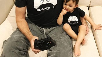 Sang ayah jadi pemain 1 dan anaknya pemain 2 saat ngegame. Foto: istimewa