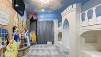The Walt Disney World Area Themed Vacation Homes adalah nama dari salah satu villa. Rumah ini memiliki 7-12 kamar. Tiap kamarnya punya gaya dekorasi yang menarik. Kamar bertema putri Disney ada patung Putri Salju dan Belle sebagai dekorasi. (dok Exclusive Private Villas)