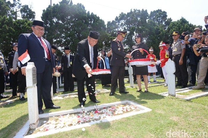 Hari Pahlawan, Aher dan Deddy Mizwar Tabur Bunga di TMP Cikutra