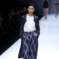 Koleksi Busana Terbaru Ikat Indonesia by Didiet Maulana yang mengusung tema Press Play di Jakarta Fashion Week 2018, Senayan City, Jakarta. Kamis (26/10/2017). Foto: Mohammad Abduh/Wolipop