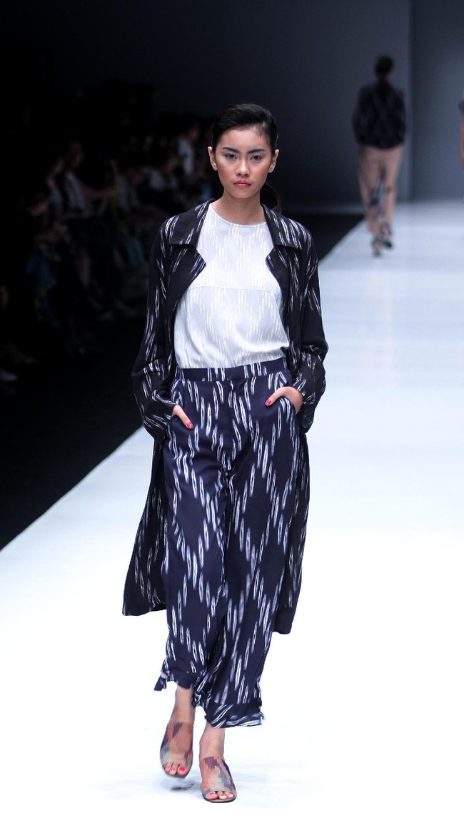 Koleksi Busana Terbaru Ikat Indonesia by Didiet Maulana yang mengusung tema Press Play di Jakarta Fashion Week 2018, Senayan City, Jakarta. Kamis (26/10/2017). Foto: Mohammad Abduh/Wolipop