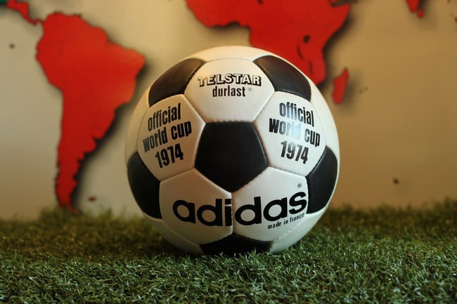 Nama Adidas banyak dipercaya publik singkatan dari All Day I Dream About Sport, tetapi ternyata itu tidak benar. Adidas merupakan singkatan dari nama pendirinya, yaitu Adolf (Adi) dan (Das) Dassler. Foto: worldcupballs.info