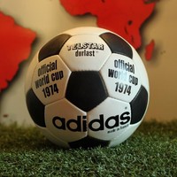 Nama Adidas banyak dipercaya publik singkatan dari All Day I Dream About Sport, tetapi ternyata itu tidak benar. Adidas merupakan singkatan dari nama pendirinya, yaitu Adolf (Adi) dan (Das) Dassler. Foto: worldcupballs.info