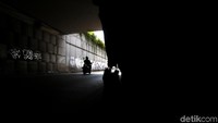 Dinding underpass juga dikotori oleh coretan tangan jahil.