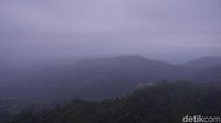 Kebanyakan turis yang datang ke sini gemar berfoto di panggung yang menjorok ke jurang. Kalau di foto, terlihat seperti di tengah alam bebas (Shinta/detikTravel)