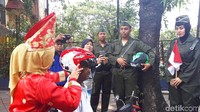 Selain pakaian nuansa perjuangan, ada juga yang mengenakan pakaian adat. Contohnya seperti pakaian adat Sumatera Barat (Foto: Ahmad Bil Wahid/detikcom)