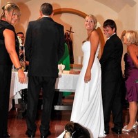 Anjing ini asyik berbaring di gaun pengantin majikannya. Foto: ist.