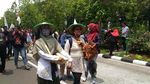 Penampakan Buruh yang Long March ke Balai Kota