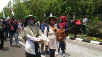 Ratusan massa buruh melakukan long march ke Balai Kota Jakarta dari Bundaran Patung Kuda