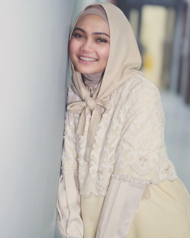 Jilbab ikat pita seperti ini juga tren saat diterapkan oleh Rina Nose. Penerapannya sangat simpel dan mudah diaplikasikan. Foto: Dok. Instagram @rinanose16