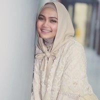Jilbab ikat pita seperti ini juga tren saat diterapkan oleh Rina Nose. Penerapannya sangat simpel dan mudah diaplikasikan. Foto: Dok. Instagram @rinanose16