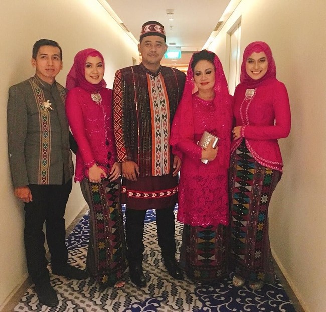 Ketika malam midodareni sebelum akad nikah, kakak ipar Kahiyang Ayu itu juga memakai kebaya kartini tapi warna pink. Sementara gaya jilbab Inge Amelia Nasution tetap simpel hanya ciputnya yang dimodifikasi. Foto: Dok. Instagram @ingenst