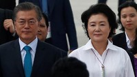 Presiden Korsel, Moon Jae-in dan istri saat tiba di Da Nang