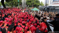 Massa dari berbagai organisasi buruh berdemonstrasi di depan Balai Kota.