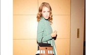 Sobchak juga sering tampil modis. Ini salah satu gayanya dengan koleksi gaun Valentino, dan tas Marni. (Foto: Dok. Instagram dan FB Ksenia Sobchak)